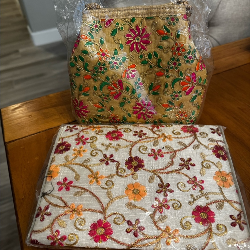 🏷️🏷️Gold and Cream Floral Clutches with Elegant Design NWT